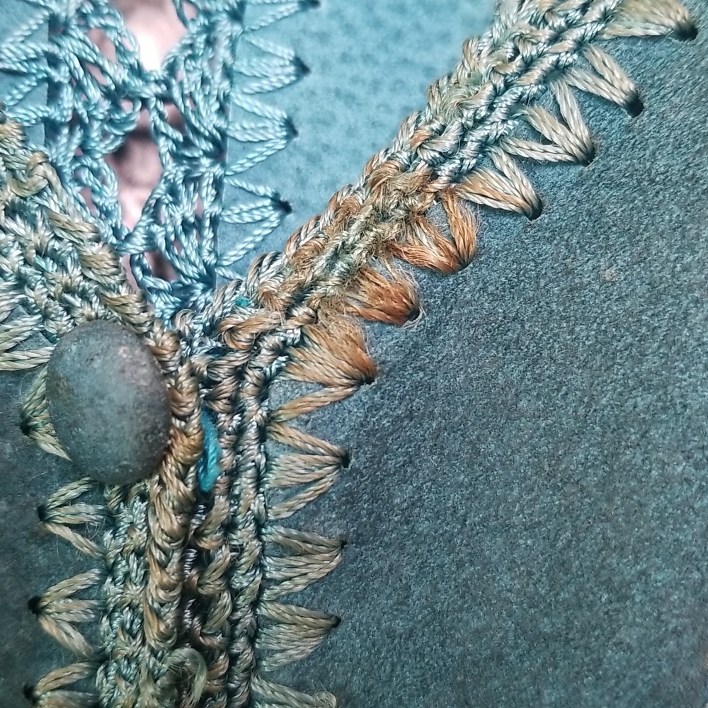 Covona women's Blue/green Leather vest w/crochet trim Size Large GUC - Picture 3 of 3